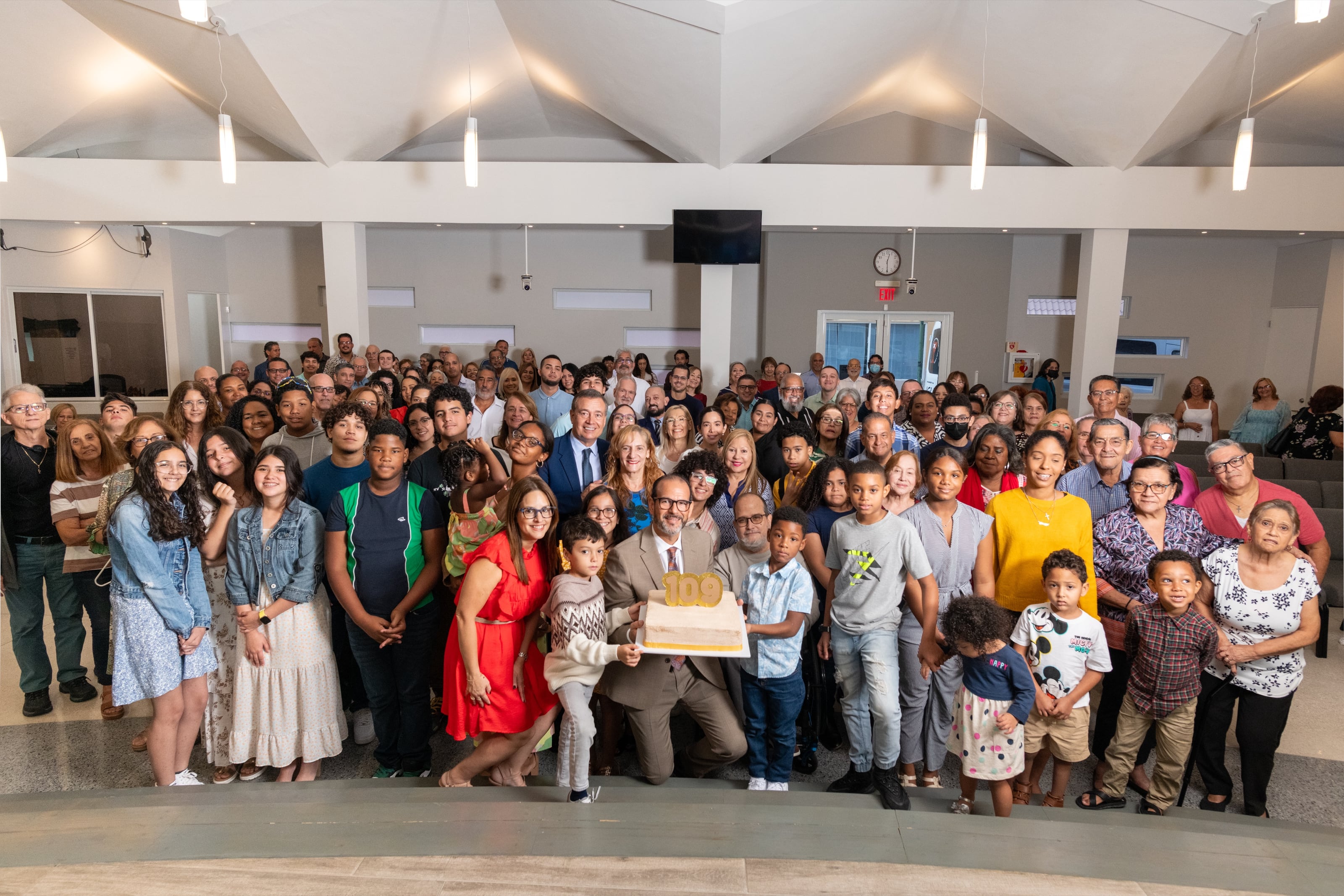 Congregación de Iglesia Cristiana Discípulos de Cristo en Guaynabo reunida para aniversario.