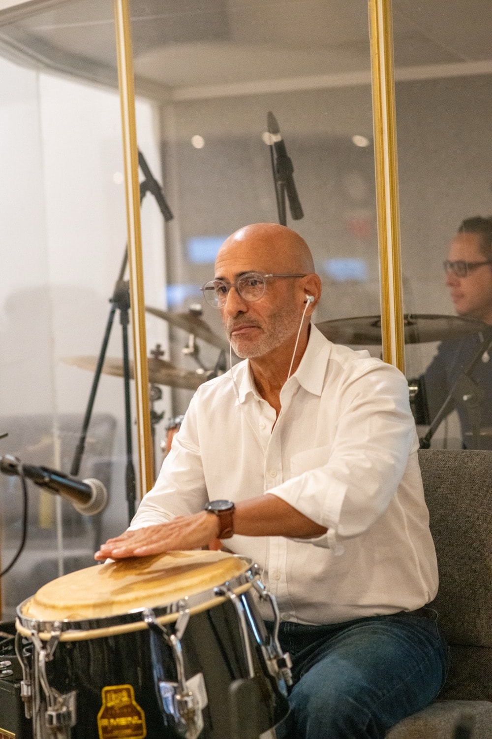 Músico acompañando la adoración con percusión.