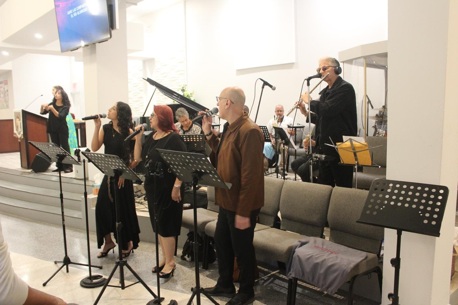 Coro y banda tocando durante el culto.