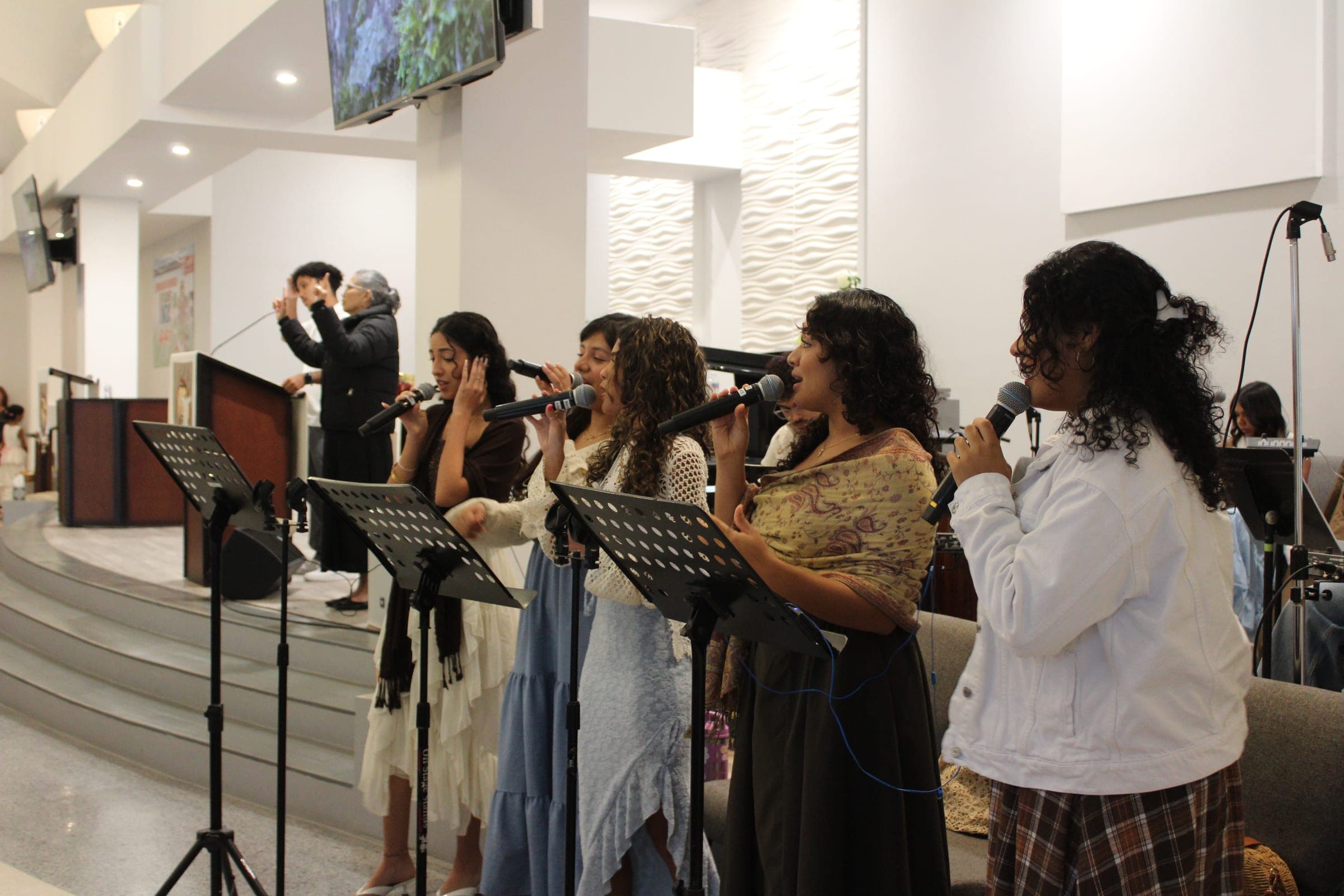 Jóvenes cantando en el grupo de alabanza.