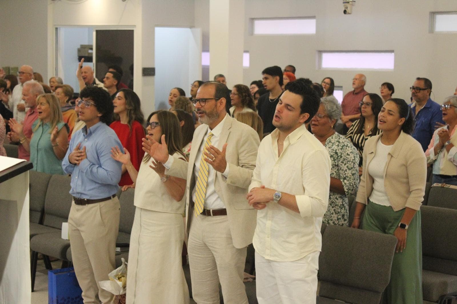 La congregación canta de pie durante el culto.