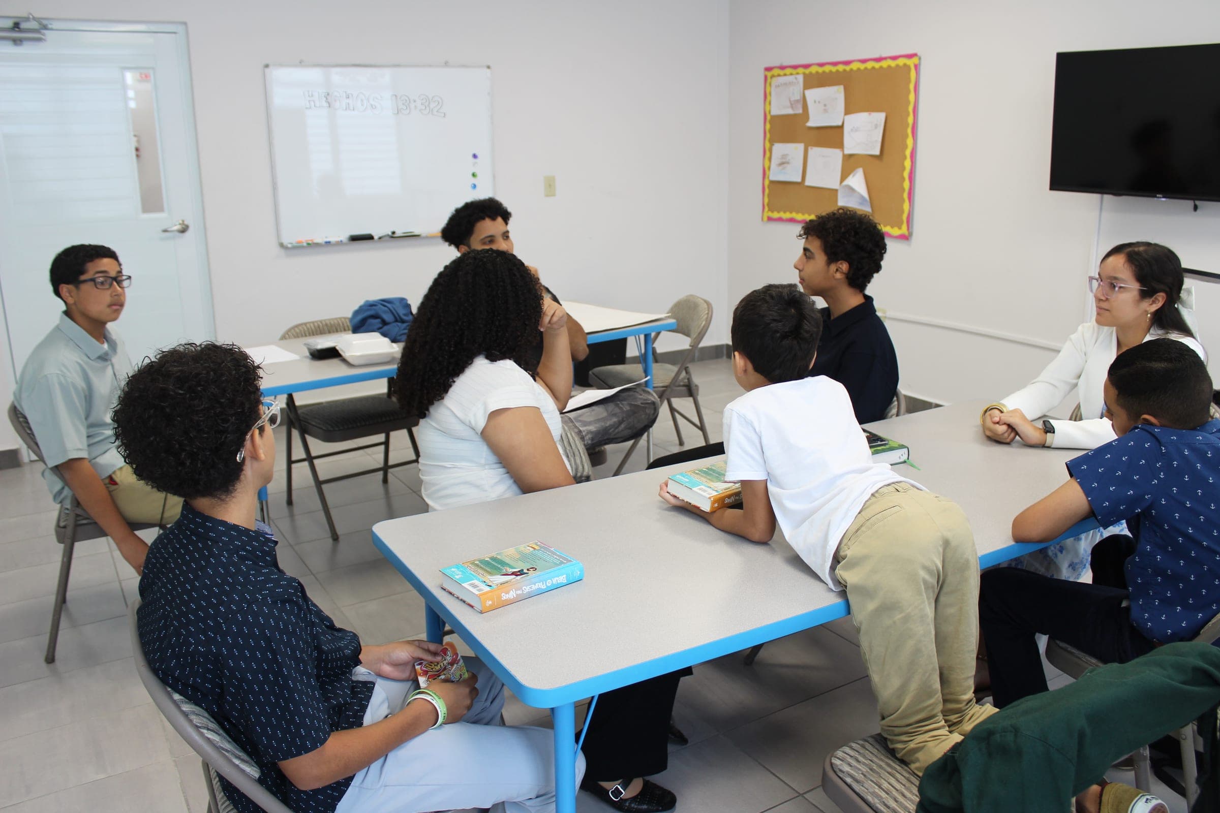 Jóvenes estudiando juntos en grupo.