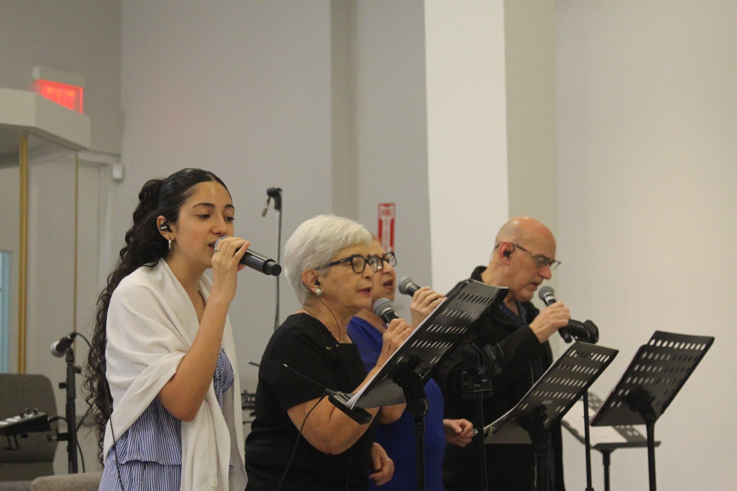 Cantantes del grupo de alabanza durante el culto.