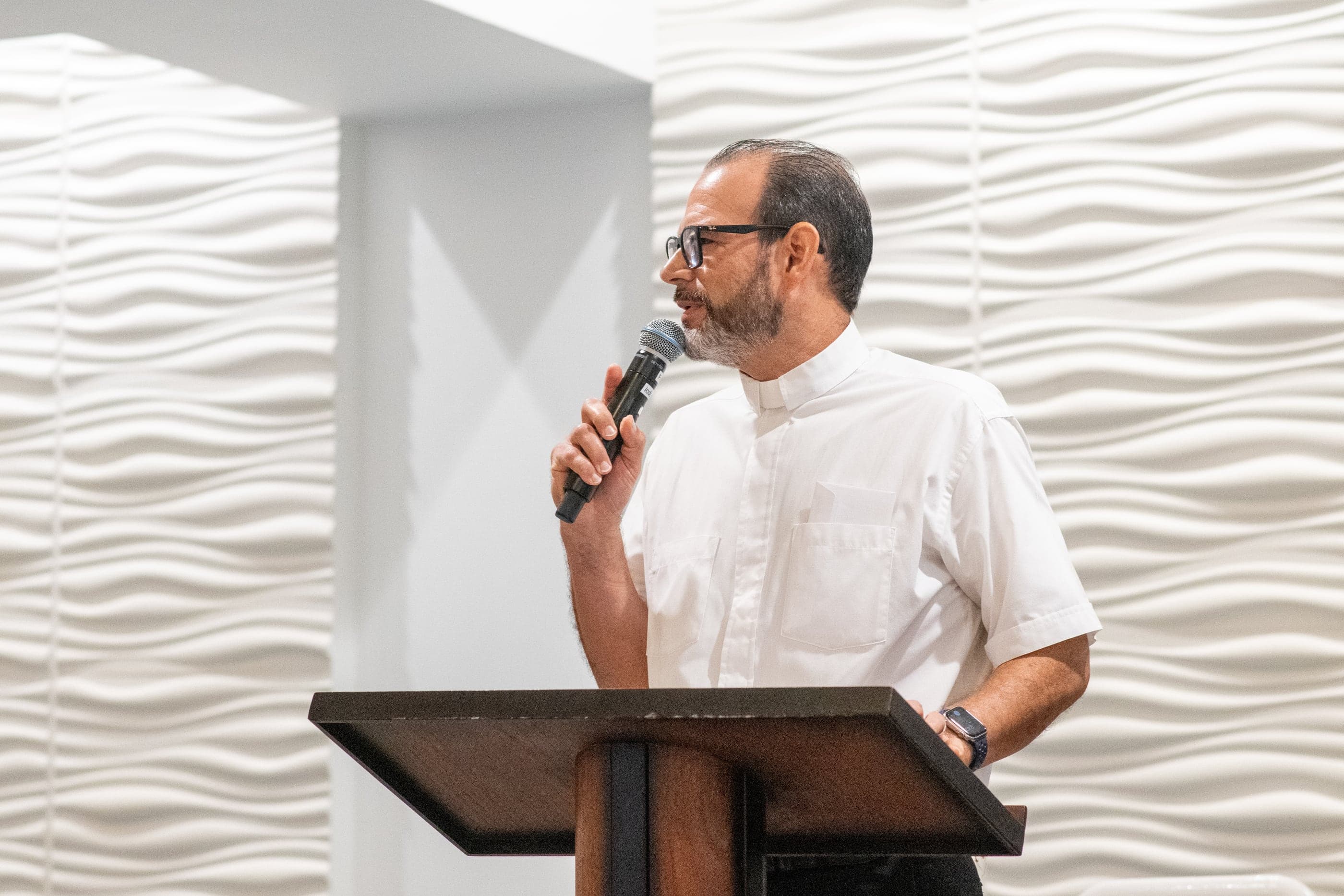 Pastor acompañando a una persona durante un bautismo.